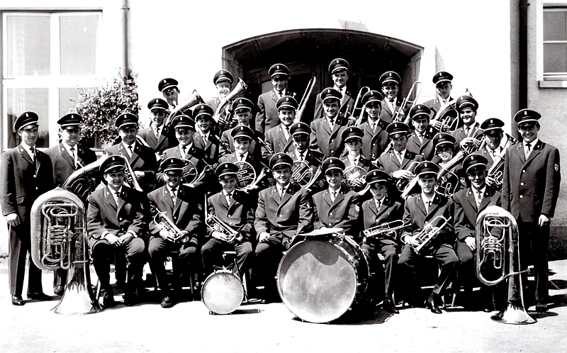 Historisches Gruppenfoto des Musikvereins Irslingen in Uniform