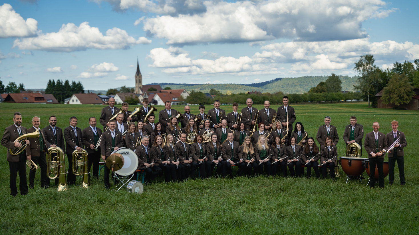 Aktuelle Kapelle des Musikvereins Irslingen auf einer Wiese vor dem Ortspanorama
