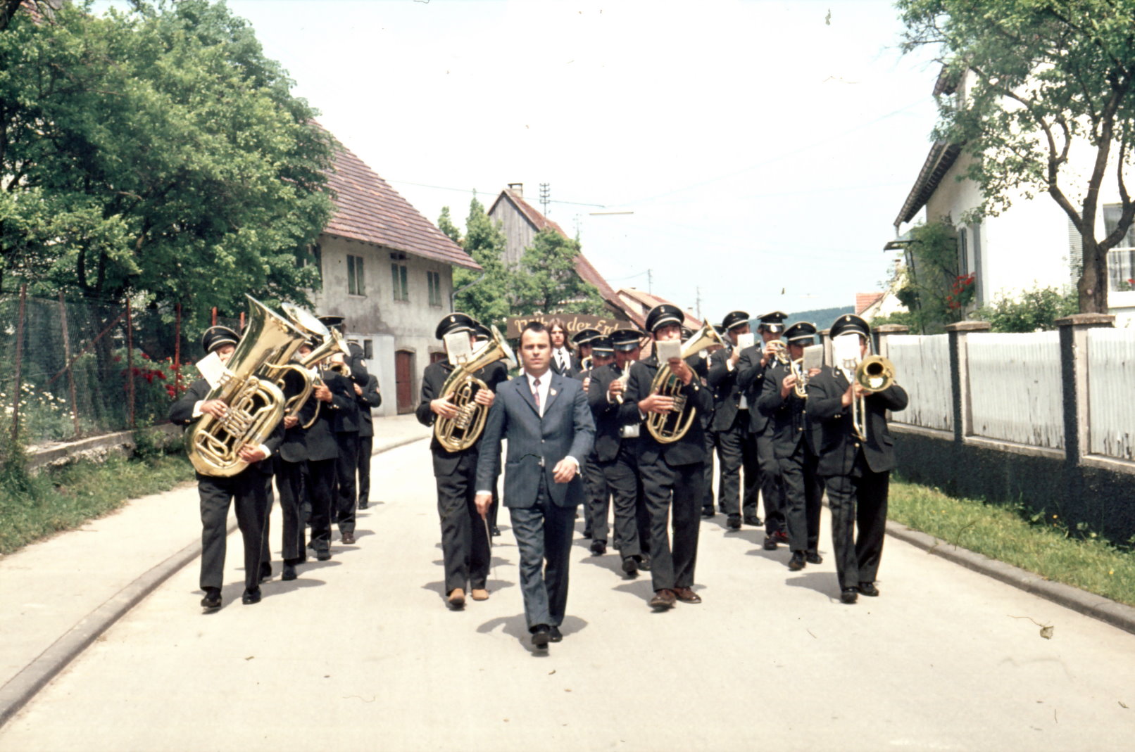 Marschierender Musikverein Irslingen durch das Dorf