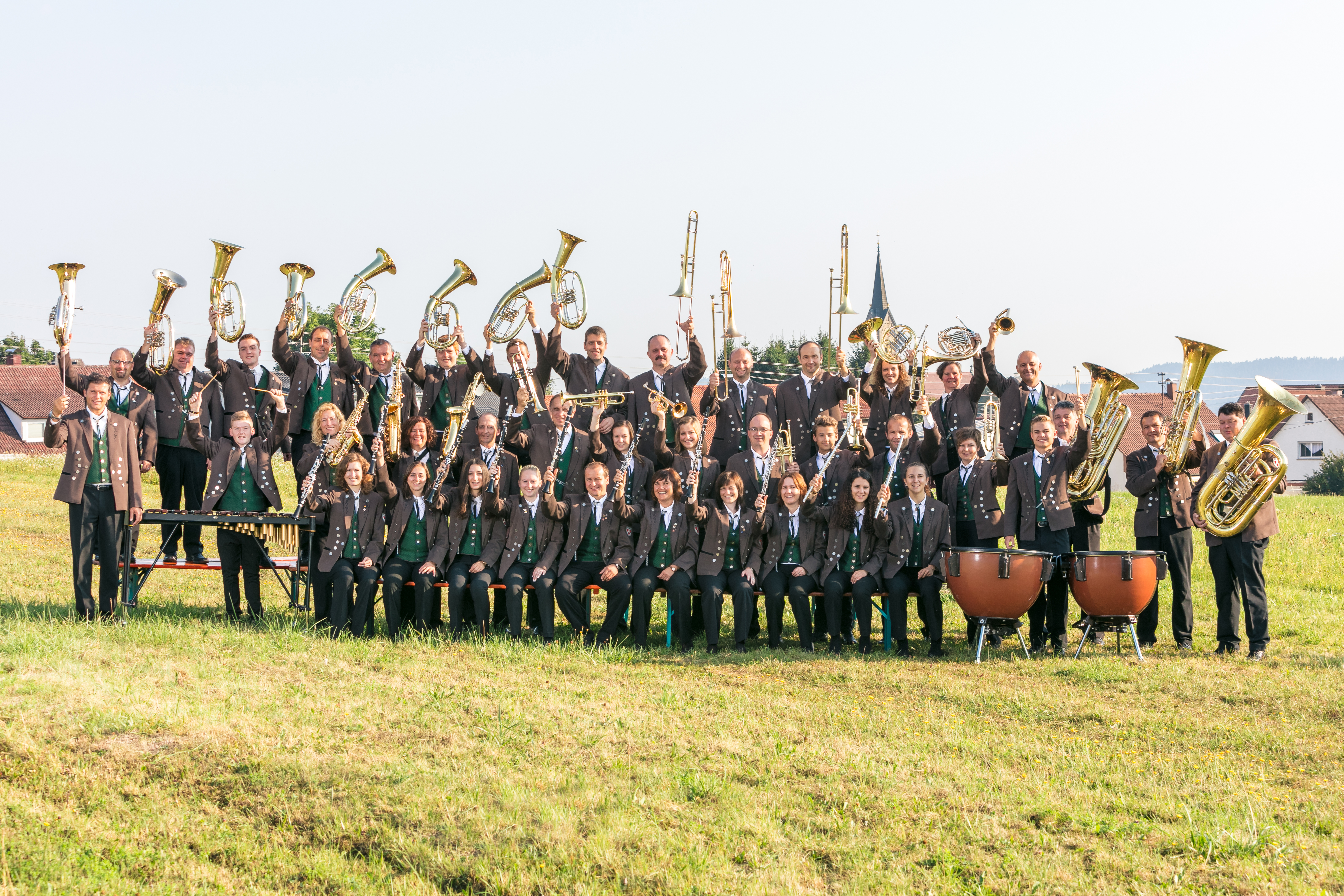 Aktuelles Gruppenfoto des Musikvereins Irslingen in Tracht mit Instrumenten